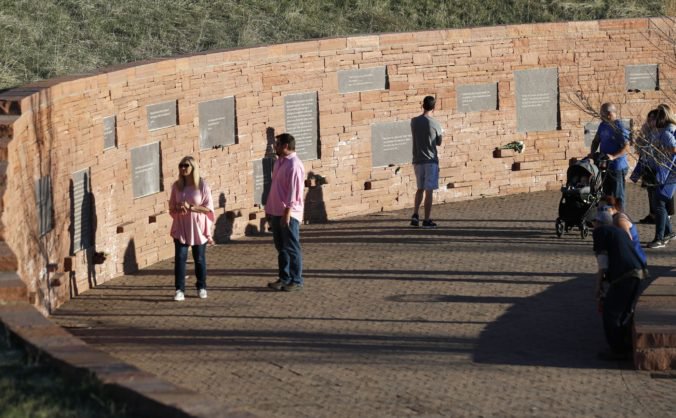 Video: Američania si pripomenuli 20. výročie masakry na strednej škole v Columbine