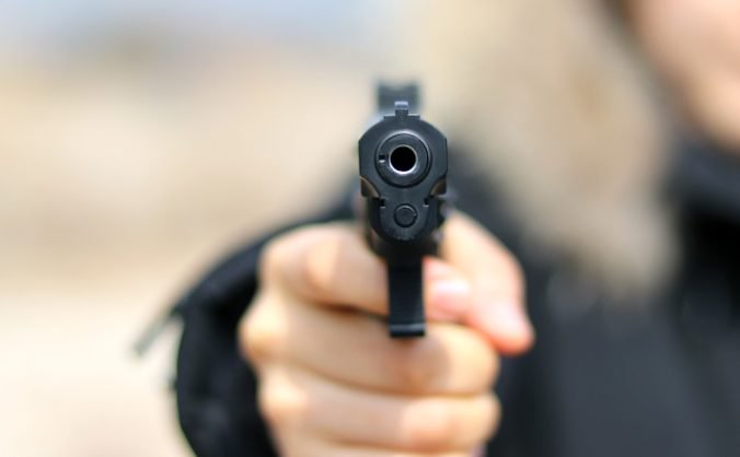 Američanka zastrelila manžela za sledovanie porna, brala to ako osobnú urážku