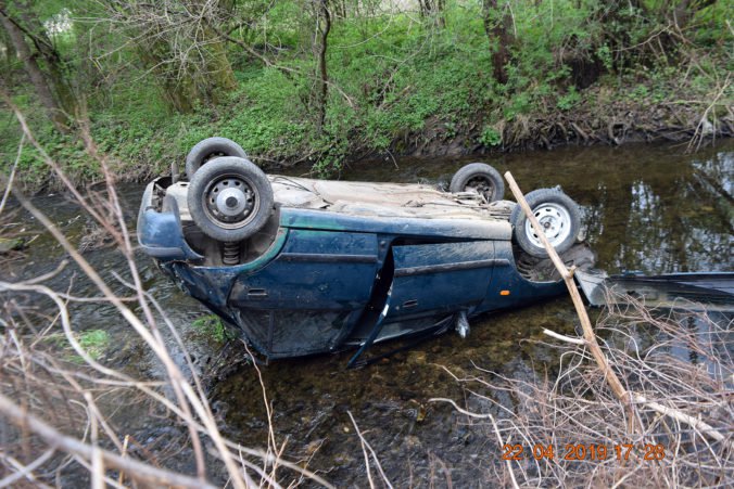 Foto: Auto s deťmi skončilo prevrátené v koryte rieky, opitý šofér ani nevlastní vodičský preukaz