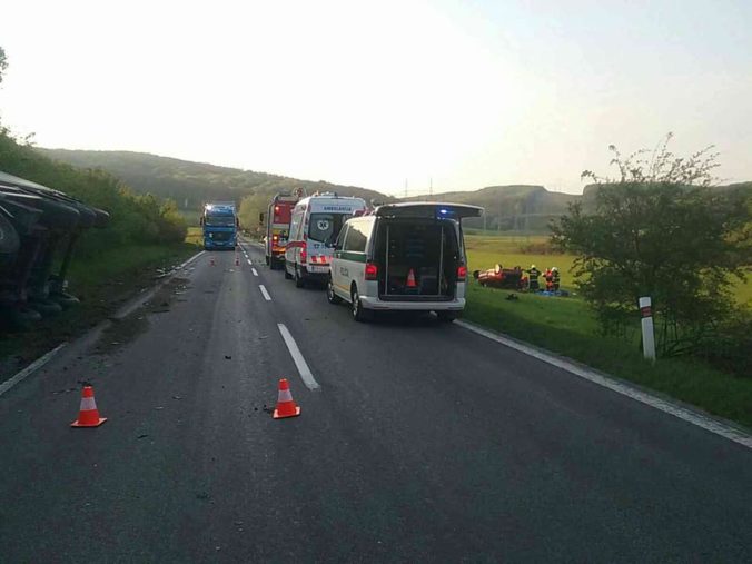 Foto: Kamión sa pri Jablonici zrazil s osobným autom, hasiči museli jednu osobu resuscitovať