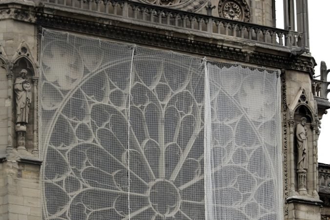 Katedrálu Notre Dame, ktorú vážne poškodil požiar, zahalia do ochranných plachiet