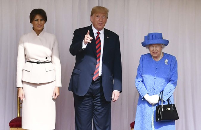 Kráľovná Alžbeta II. pozvala Trumpa na štátnu návštevu Londýna, mala by zahŕňať aj banket v paláci