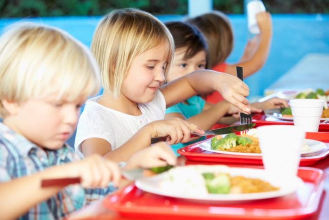 Obedy zadarmo zvýšia počty stravníkov, minister práce podporí pomocnú silu v školských jedálňach