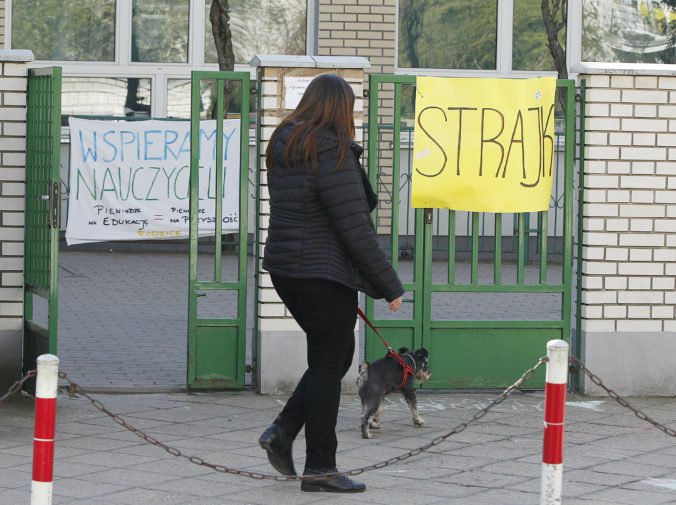 Učitelia pokračujú v štrajku pred ministerstvom školstva vo Varšave, zlyhali aj ďalšie rokovania