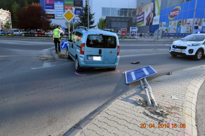 Foto: Poriadne opitá vodička Fiata narazila do zaparkovaného auta a neskôr aj do dvoch značiek
