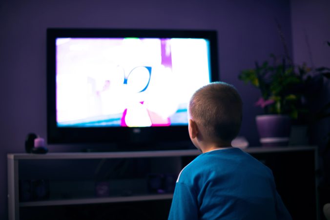 Koľko času môžu deti tráviť pred televízorom či mobilom? Odborníci majú pre rodičov odporúčanie