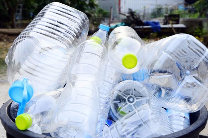 Koľko zaplatia Slováci za zálohovanie plastových fliaš? Ministerstvo navrhlo minimálne sumy