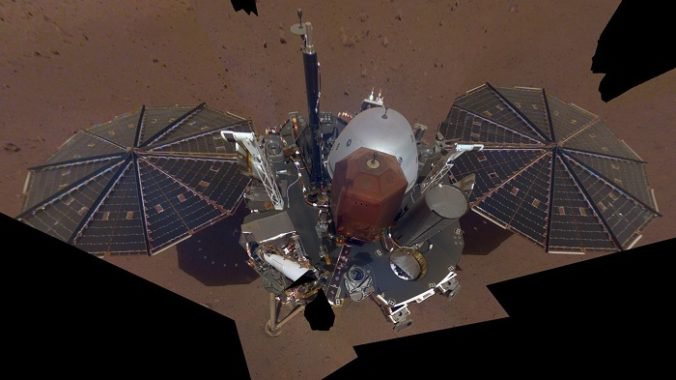 Mars je stále seizmicky aktívny, sonda InSight zaznamenala na planéte prvé otrasy