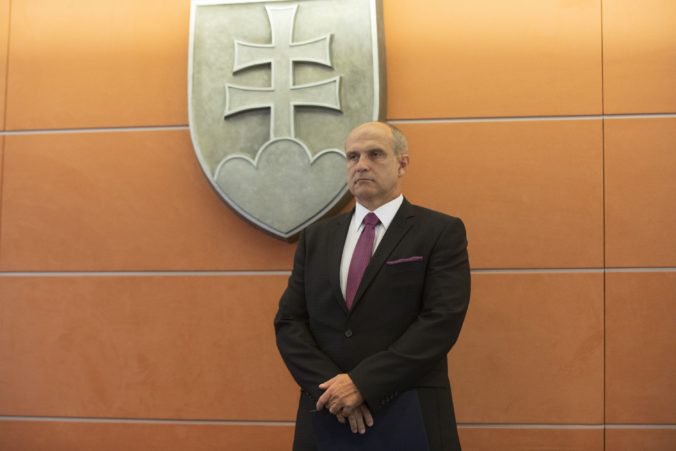 Premiér Pellegrini víta postup Lučanského v prípade neoprávnených lustrácií
