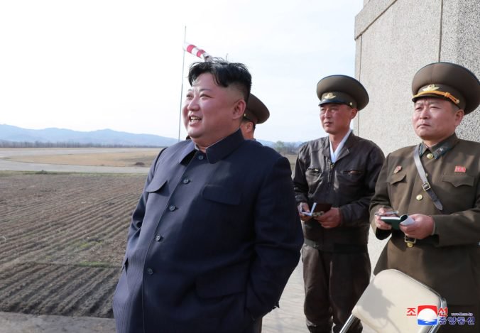 Vodca Kim Čong-un pricestoval do Ruska, pred odchodom mával ľuďom s kvetmi