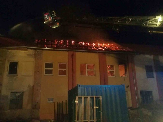 Foto: Budovu v Nových Zámkoch zachvátil požiar, hasiči evakuovali desiatky ľudí z blízkeho hotela