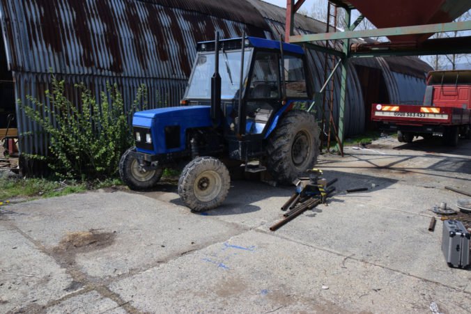 Foto: Ondrej premaľoval ukradnutý traktor a chcel ho predať, trest hrozí aj Tomášovi a Marošovi