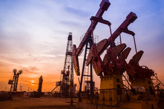 Ľahká americká ropa zlacnela po správe, že zásoby ropy v USA stúpli