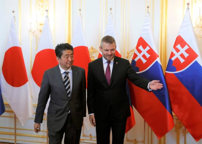 Slovensko navštívil japonský premiér Šinzó Abe, s Pellegrinim rokoval nielen o Severnej Kórei