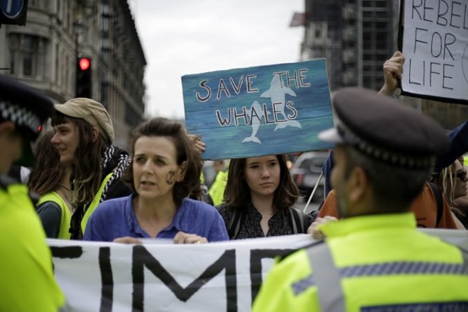 Video: Ekologické protesty v Londýne sa skončia, polícia pozatýkala viac ako tisíc aktivistov
