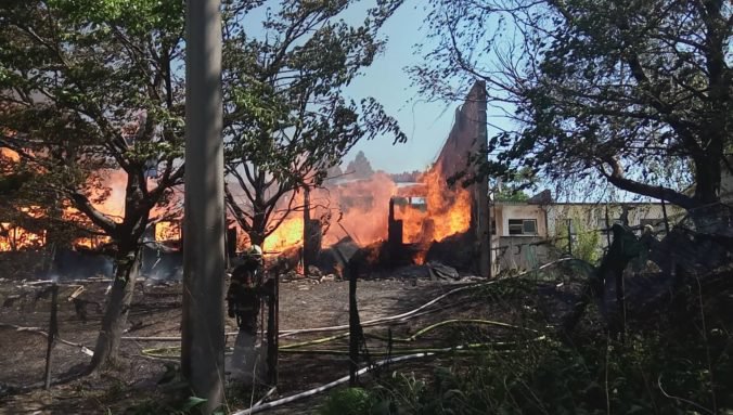 Video: Horí ubytovňa na Mlynských Luhoch, zasahujú desiatky hasičov