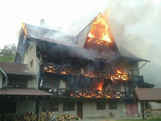 Foto: Hasiči zasahujú v obci Pitelová, požiar sa rozšíril do celého ubytovacieho zariadenia