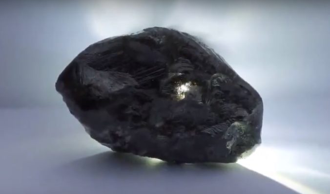 Foto: Objavili druhý najväčší neopracovaný diamant na svete, má až 1758 karátov