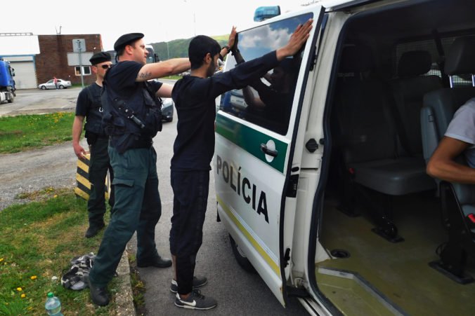 Foto: Polícia zadržala podozrivý kamión zo Srbska, dva dni sa v ňom viezli nelegálni migranti