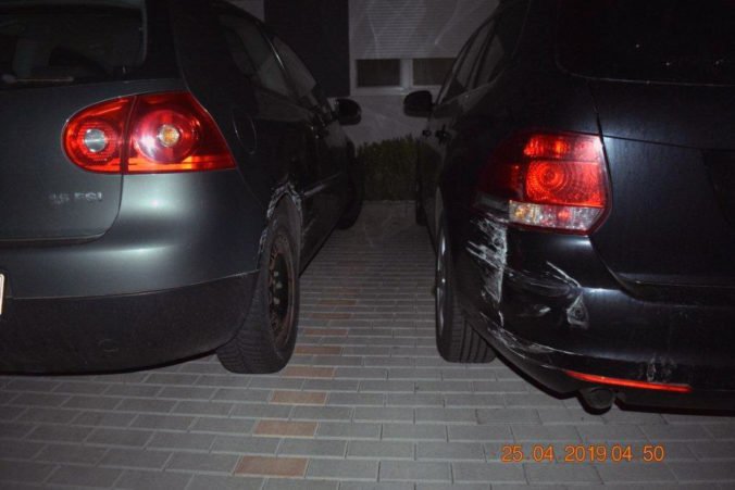 Foto: Tínedžer bez vodičák nafúkal, opitý šofér Volkswagenu narazil pri parkovaní