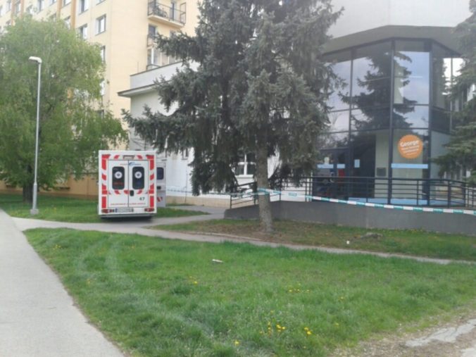 Ozbrojení muži vtrhli do pobočky banky v Košiciach, pracovníčky prinútili vydať peniaze