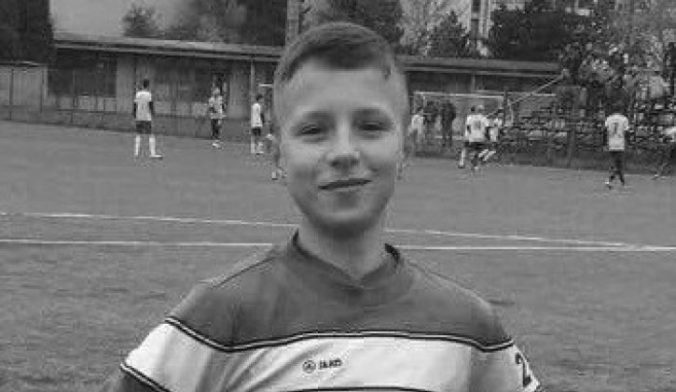 Štrnásťročný Denis skolaboval počas futbalového zápasu a po prevoze do nemocnice zomrel