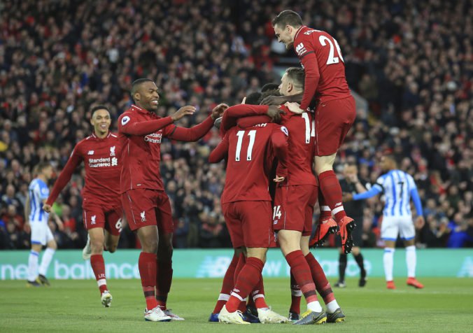 Video: Liverpool nevzdáva boj o titul, Huddersfieldu strelil päť gólov