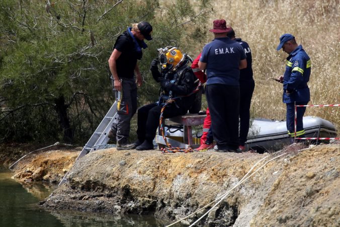 Polícia na Cypre prehľadáva jazero v opustenej bani, pátra po ostatkoch obetí sériového vraha