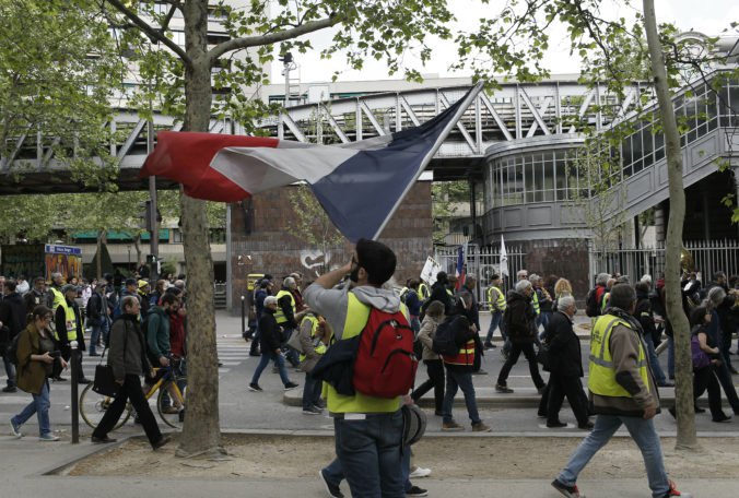 Žlté vesty pokračovali v protestoch napriek Macronovým návrhom, polícia použila slzný plyn