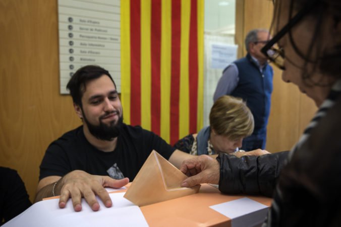 Španieli hlasujú v parlamentných voľbách, tretích za posledné štyri roky