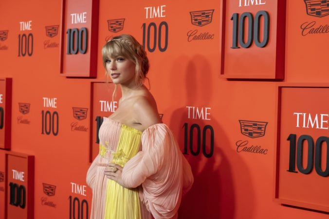 Taylor Swift zverejnila nový singel ME, k novinke pridala aj pestrofarebný videoklip