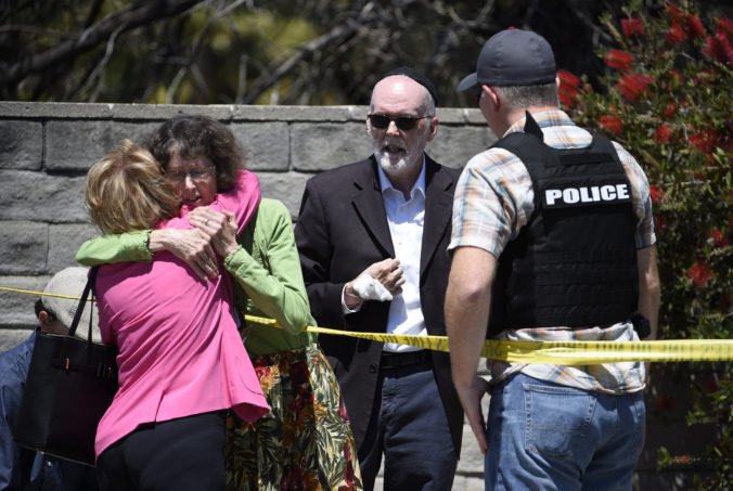 Video: Mladík spustil paľbu v synagóge pri San Diegu, útok neprežila jedna žena