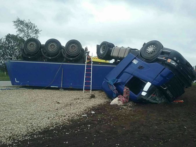 Foto: Na ceste z Trnavy sa prevrátil kamión so štrkom, vodiča museli vyslobodiť hasiči