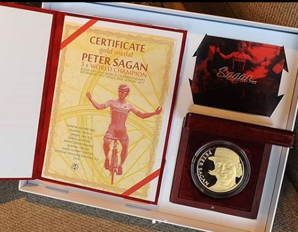 Peter Sagan pokrstil pamätnú medailu z limitovanej kolekcie, pripomína jeho zlatý hetrik na MS