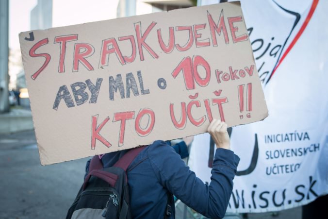 Učitelia žiadajú prepracovanie zákona o pedagógoch, organizujú protest Hodina pred parlamentom