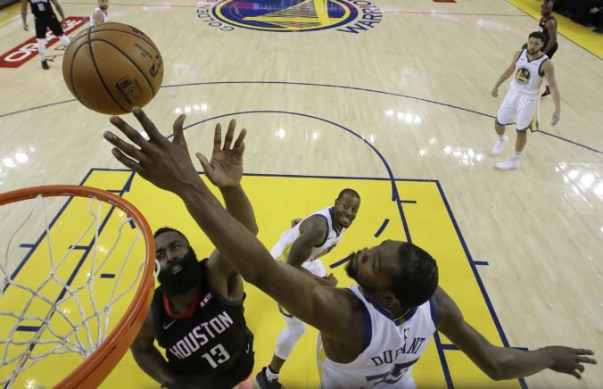 Video: Bucks v play-off NBA prvýkrát zakopli, Warriors v úvodnom semifinále konferencie zdolali Houston