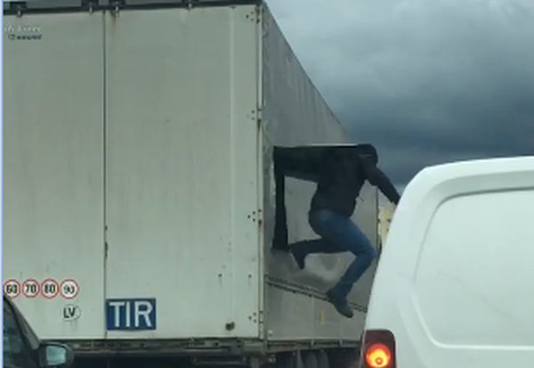 Video: Traja migranti v Prešove vyskočili z kamióna, zadržala ich polícia