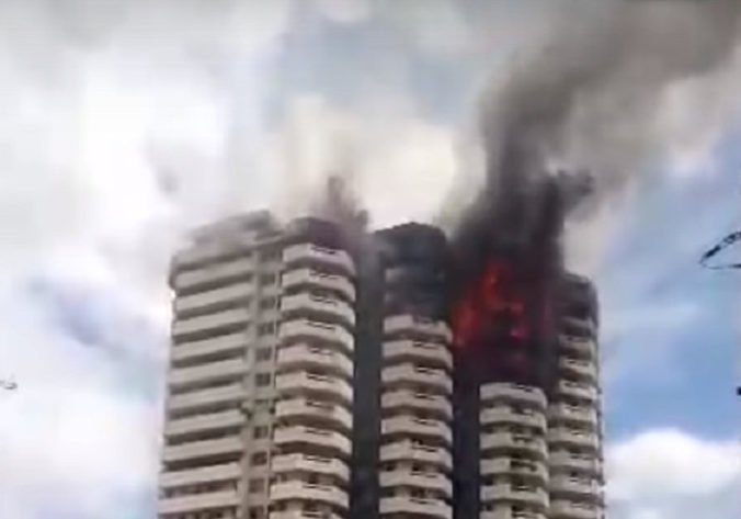 Video: Výškovú budovu pri Manile zachvátil požiar, pre padajúce trosky museli uzavrieť cestu