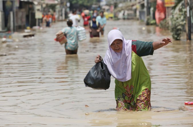 Video: Záplavy v Indonézii zabili desiatky ľudí, tisíce obyvateľov museli opustiť svoje domovy