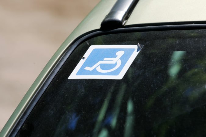 Vodiči parkujú na miestach pre zdravotne ťažko postihnutých, Karlova Ves to chce zmeniť