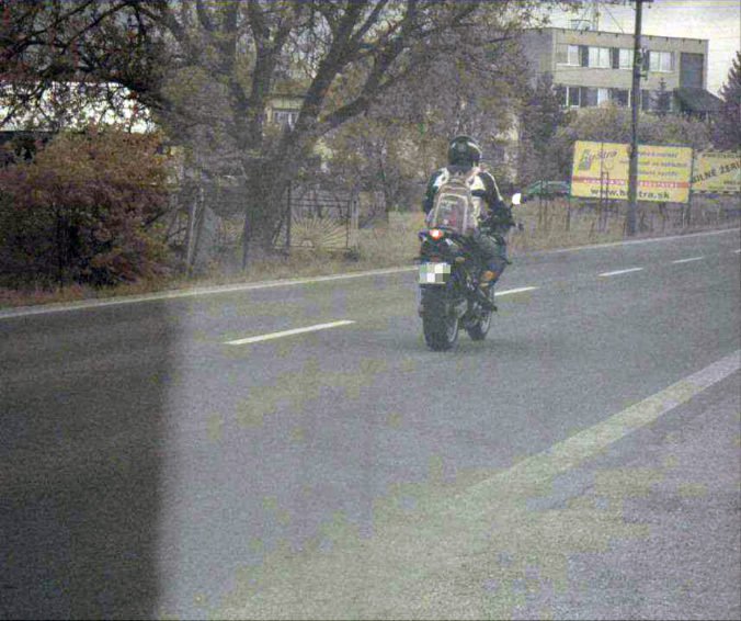 Foto: Motorkár uháňal obcou Svinná, za prekročenie rýchlosti dostal najvyššiu pokutu