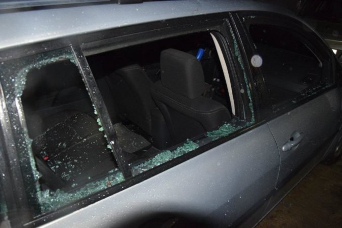 Foto: V osade vypukla hromadná bitka, muži palicami porozbíjali okná na dome a poškodili autá