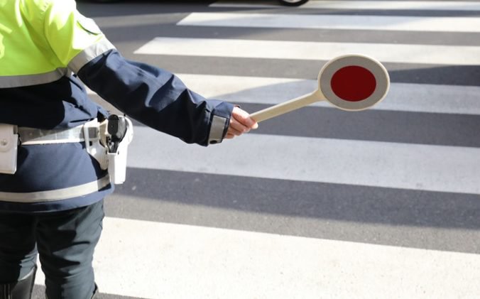 Na deti v Starom Meste dohliadajú počas rannej špičky policajti, kontrolujú aj školské dvory