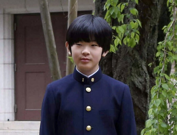 Polícia zadržala muža, ktorý údajne položil nože na lavicu japonského princa