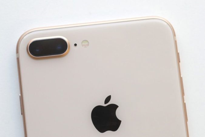 Tržby firmy Apple klesli, môže za to slabší dopyt po iPhonoch