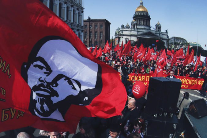 Video: Aktivisti pochodovali centrom Petrohradu, niesli aj nápis „Putin nie je nesmrteľný“