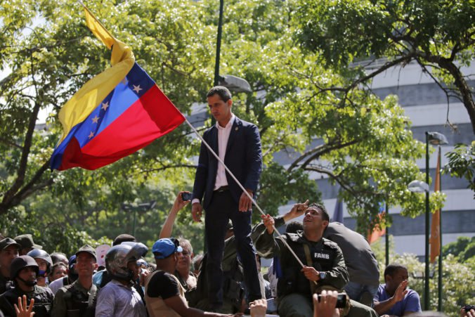 Video: Maduro označil pokus o vojenský puč za neúspešný, Guaidó opäť volá ľudí do ulíc