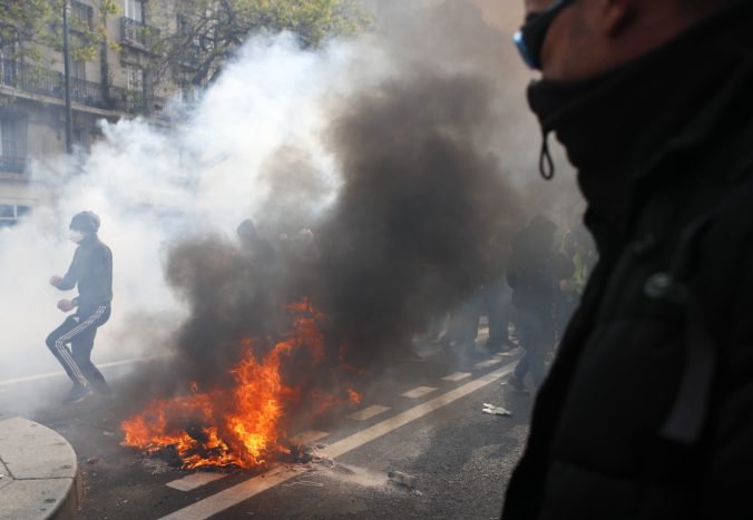 Video: Pochod v Paríži sprevádzali násilnosti, anarchisti útočili na políciu a podpaľovali koše