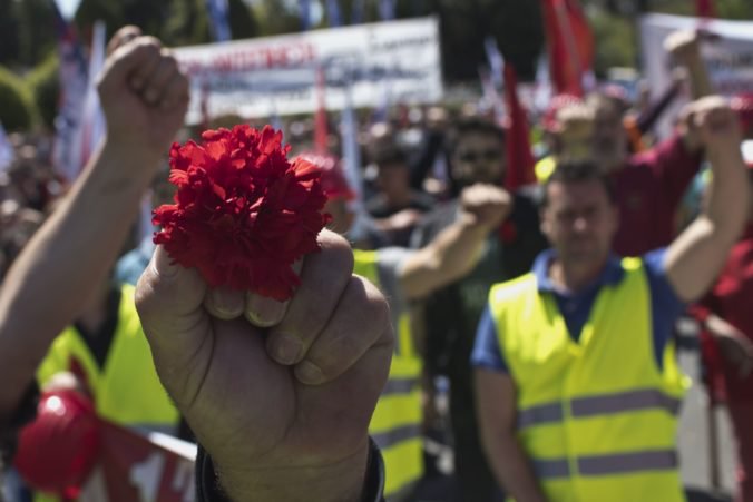 Video: Prvomájové štrajky ochromili dopravu v Grécku, na pochodoch boli stovky ľudí