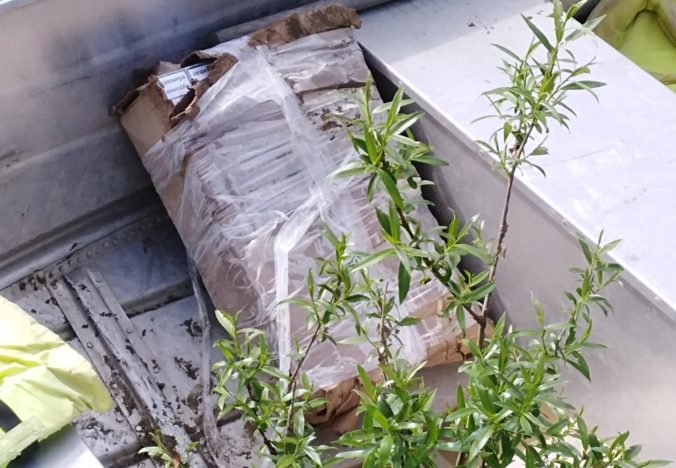 Foto: Policajti vytiahli balík z rieky Tisa, našli tisíce kusov pašovaných cigariet
